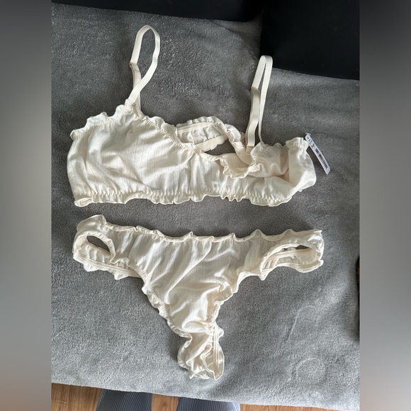 Cream size large bralette and thong set - Picture 1 of 3